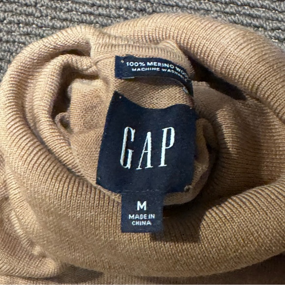 GAP Women's Merino Wool Turtleneck Sweater - Picture 2 of 3